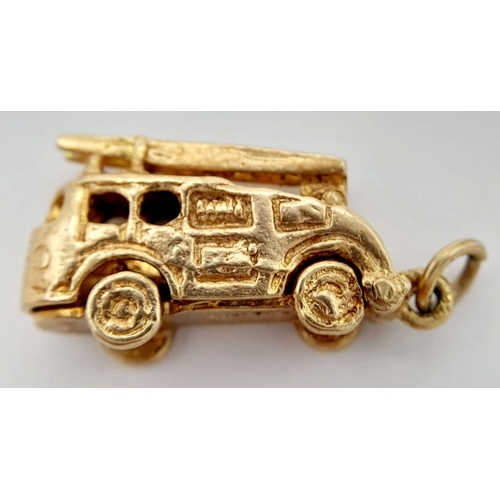 191 - A 9K YELLOW GOLD VINTAGE FIRE ENGINE / TRUCK CHARM WHICH OPENS AND ALSO HAS A LADDER THAT RISES 1.5C... 