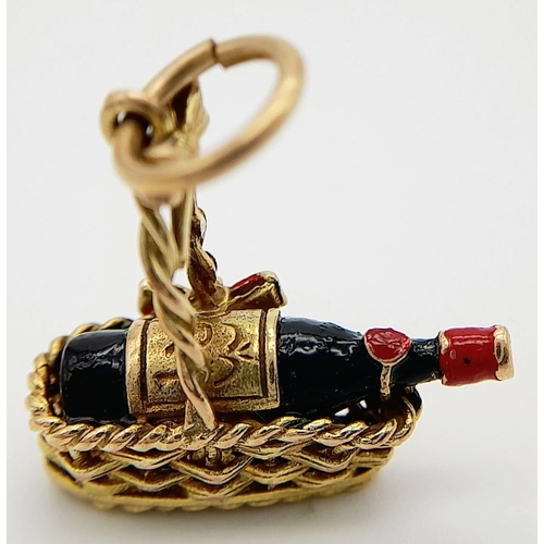 218 - A 9K YELLOW GOLD PORT BOTTLE IN A BASKET 2CM x 2CM, 3.6G TOTAL WEIGHT. Ref: SC 2005