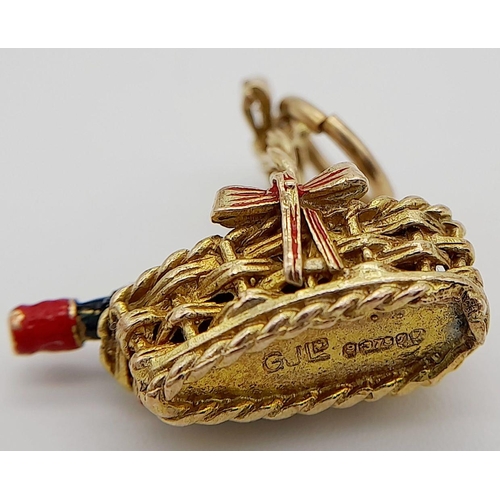 218 - A 9K YELLOW GOLD PORT BOTTLE IN A BASKET 2CM x 2CM, 3.6G TOTAL WEIGHT. Ref: SC 2005