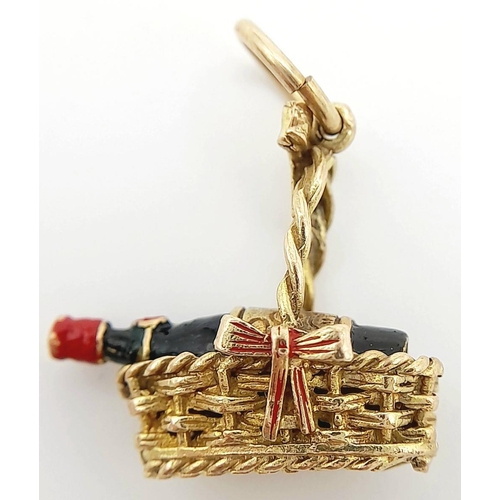 218 - A 9K YELLOW GOLD PORT BOTTLE IN A BASKET 2CM x 2CM, 3.6G TOTAL WEIGHT. Ref: SC 2005