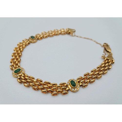 33 - AN 18K YELLOW GOLD GREEN STONE AND CZ BRACELET, 18CM TOTAL LENGTH, 9.9G TOTAL WEIGHT. REF: SH1874I