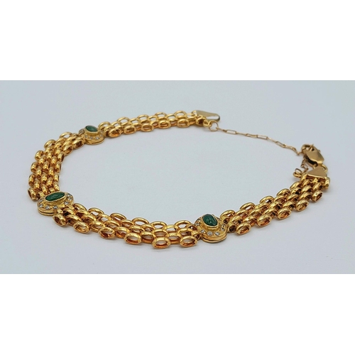 33 - AN 18K YELLOW GOLD GREEN STONE AND CZ BRACELET, 18CM TOTAL LENGTH, 9.9G TOTAL WEIGHT. REF: SH1874I