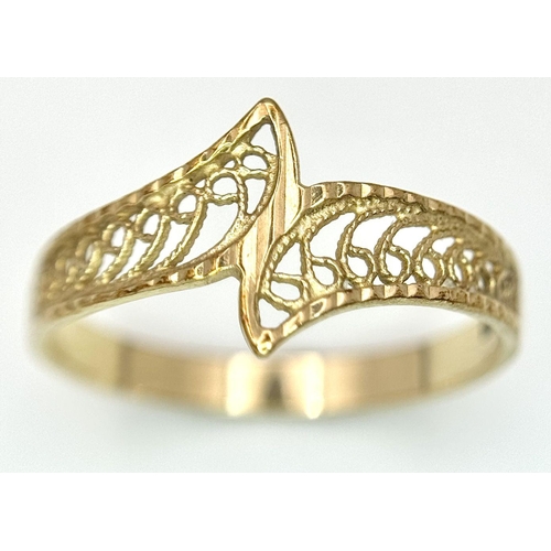 425 - A 9K YELLOW GOLD CROSSOVER FILAGREE RING, 1.3G TOTAL WEIGHT, SIZE N 1/2. REF: SH1871I