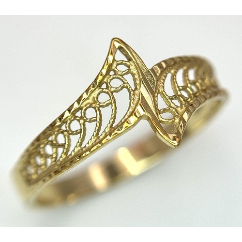 425 - A 9K YELLOW GOLD CROSSOVER FILAGREE RING, 1.3G TOTAL WEIGHT, SIZE N 1/2. REF: SH1871I