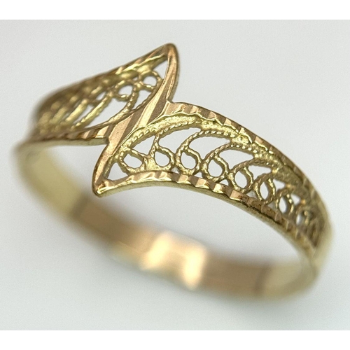 425 - A 9K YELLOW GOLD CROSSOVER FILAGREE RING, 1.3G TOTAL WEIGHT, SIZE N 1/2. REF: SH1871I