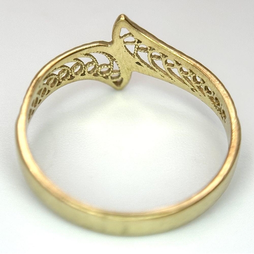 425 - A 9K YELLOW GOLD CROSSOVER FILAGREE RING, 1.3G TOTAL WEIGHT, SIZE N 1/2. REF: SH1871I