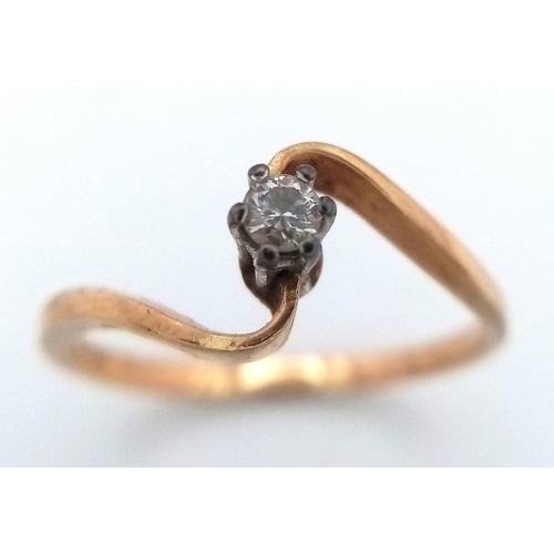 432 - A 9K YELLOW GOLD DIAMOND SWIRL RING, 0.05CT DIAMOND WEIGHT, 1.2G TOTAL WEIGHT, SIZE K. REF: SH1839I