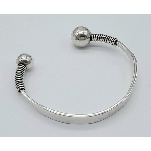 447 - A STERLING SILVER 950 FANCY COILED END TORQUE ID BANGLE - MADE BY JANIYE IN JAPAN. 19G. TONY2001