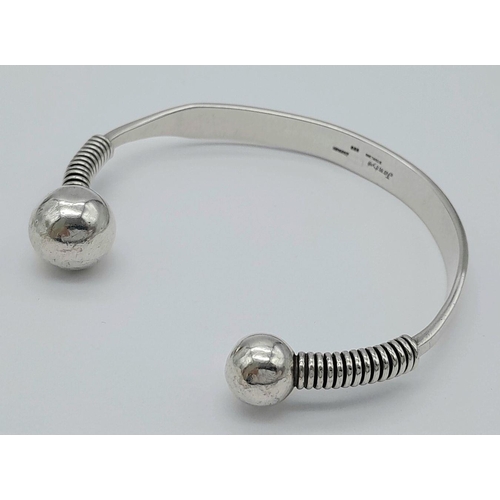 447 - A STERLING SILVER 950 FANCY COILED END TORQUE ID BANGLE - MADE BY JANIYE IN JAPAN. 19G. TONY2001