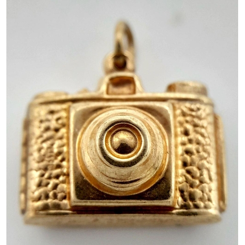 496 - A 9K YELLOW GOLD VINTAGE CAMERA CHARM 1CM x 1.3CM, 0.9G TOTAL WEIGHT. Ref: SC 2030