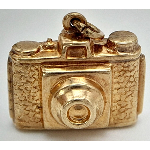 496 - A 9K YELLOW GOLD VINTAGE CAMERA CHARM 1CM x 1.3CM, 0.9G TOTAL WEIGHT. Ref: SC 2030