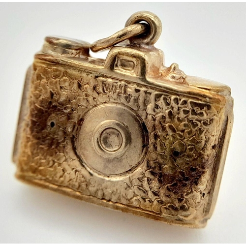 496 - A 9K YELLOW GOLD VINTAGE CAMERA CHARM 1CM x 1.3CM, 0.9G TOTAL WEIGHT. Ref: SC 2030