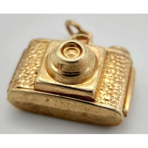 496 - A 9K YELLOW GOLD VINTAGE CAMERA CHARM 1CM x 1.3CM, 0.9G TOTAL WEIGHT. Ref: SC 2030