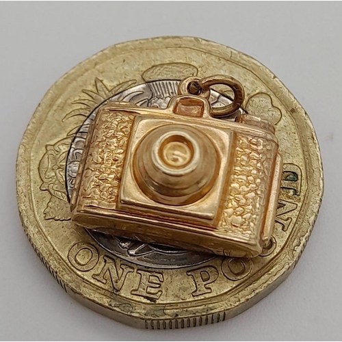 496 - A 9K YELLOW GOLD VINTAGE CAMERA CHARM 1CM x 1.3CM, 0.9G TOTAL WEIGHT. Ref: SC 2030