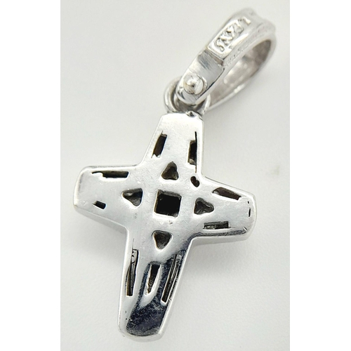 94 - AN 18K WHITE GOLD FANCY DIAMOND SET CROSS 0.25CT , 2.5CM x 1.5CM, 2.7G TOTAL WEIGHT. Ref: SC 2060