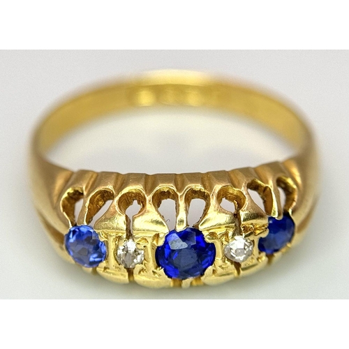 96 - AN 18K YELLOW GOLD ANTIQUE DIAMOND & SAPPHIRE RING 3.2G TOTAL WEIGHT, SIZE N HALLMARKED CHESTER 1917... 