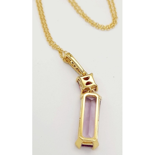 19 - AN 18K YELLOW GOLD DIAMOND, PINK TOPAZ & AMETHYST DROP PENDANT ON CHAIN.  4.7G. 2.5CM AND 42CM. AS11... 