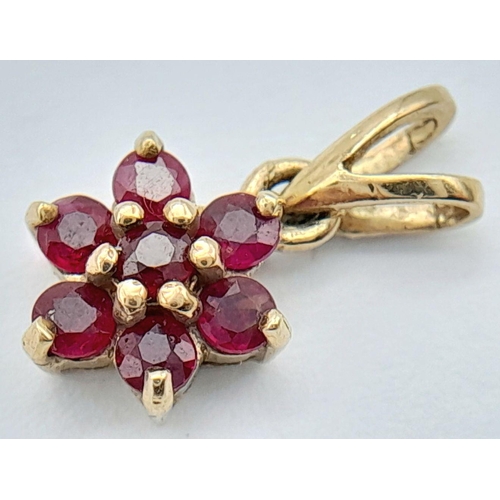 503 - A 9K YELLOW GOLD RUBY SET FLOWER CLUSTER PENDANT 0.6G TOTAL WEIGHT,. Ref: SC 2031