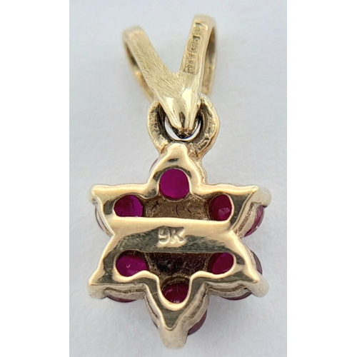 503 - A 9K YELLOW GOLD RUBY SET FLOWER CLUSTER PENDANT 0.6G TOTAL WEIGHT,. Ref: SC 2031