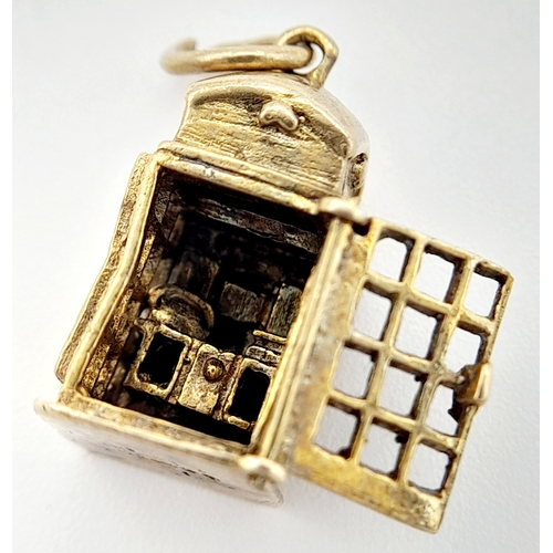 572 - A 9K YELLOW GOLD LONDON TELEPHONE BOX CHARM WITH DOOR THAT OPENS 1.2CM x 1.7CM, 2.2G TOTAL WEIGHT. R... 