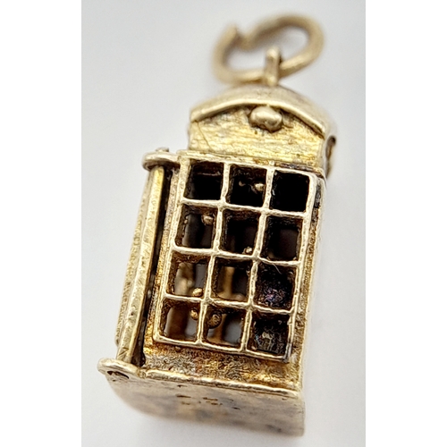 572 - A 9K YELLOW GOLD LONDON TELEPHONE BOX CHARM WITH DOOR THAT OPENS 1.2CM x 1.7CM, 2.2G TOTAL WEIGHT. R... 