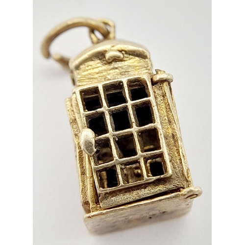 572 - A 9K YELLOW GOLD LONDON TELEPHONE BOX CHARM WITH DOOR THAT OPENS 1.2CM x 1.7CM, 2.2G TOTAL WEIGHT. R... 