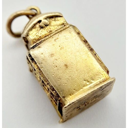 572 - A 9K YELLOW GOLD LONDON TELEPHONE BOX CHARM WITH DOOR THAT OPENS 1.2CM x 1.7CM, 2.2G TOTAL WEIGHT. R... 