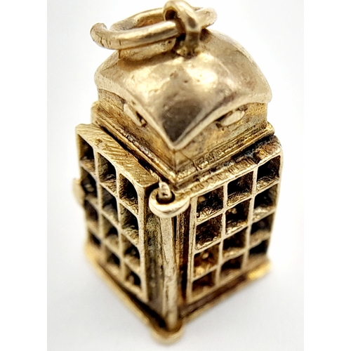 572 - A 9K YELLOW GOLD LONDON TELEPHONE BOX CHARM WITH DOOR THAT OPENS 1.2CM x 1.7CM, 2.2G TOTAL WEIGHT. R... 