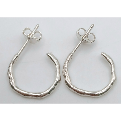 1049 - A PAIR OF STERLING SILVER BARKED EFFECT HOOP EARRINGS, 1.7G. RPM2006