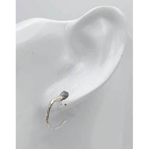 1049 - A PAIR OF STERLING SILVER BARKED EFFECT HOOP EARRINGS, 1.7G. RPM2006