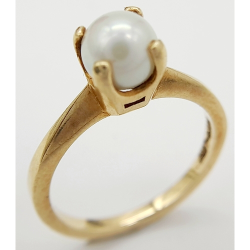 168 - Impressive 10 CARAT GOLD RING having SINGLE PEARL mounted to top. 2.85 grams. Size N.