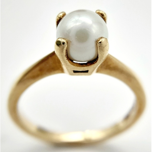 168 - Impressive 10 CARAT GOLD RING having SINGLE PEARL mounted to top. 2.85 grams. Size N.