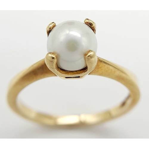 168 - Impressive 10 CARAT GOLD RING having SINGLE PEARL mounted to top. 2.85 grams. Size N.