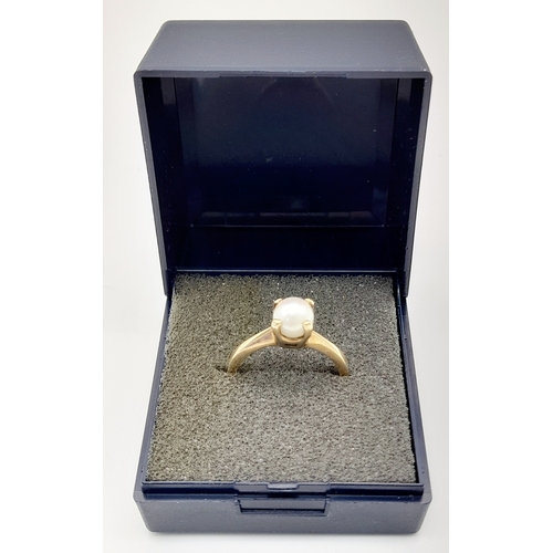 168 - Impressive 10 CARAT GOLD RING having SINGLE PEARL mounted to top. 2.85 grams. Size N.