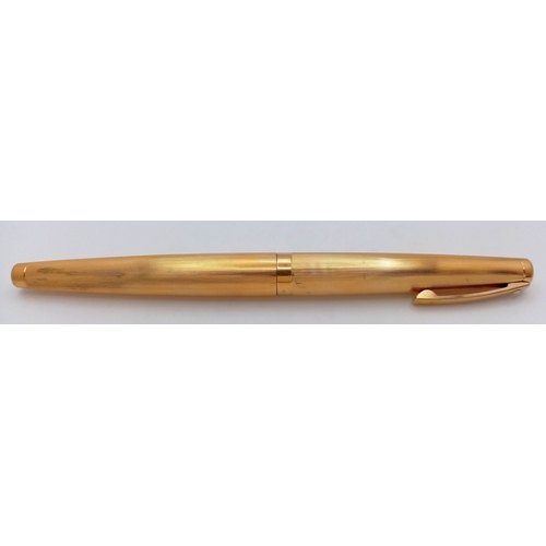 196 - A Vintage Gold Plated SHEAFFER FOUNTAIN PEN. Complete with 14 carat gold nib. Excellent condition.