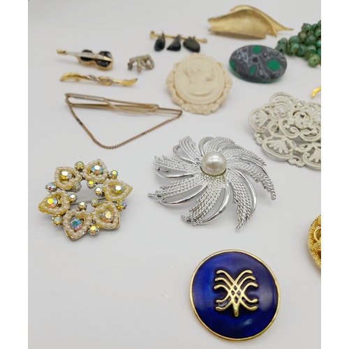 371 - Selection of Vintage BROOCHES to include large jewelled Statement Pieces. Please see pictures.