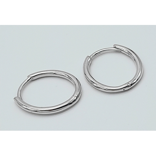 579 - A PAIR OF 9K WHITE GOLD OVAL SLEEPER HOOP EARRINGS 1.1G TOTAL WEIGHT, 1.1CM DIAMETER. Ref: SC 2023