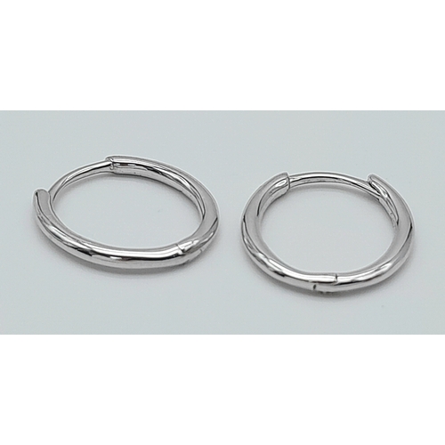 579 - A PAIR OF 9K WHITE GOLD OVAL SLEEPER HOOP EARRINGS 1.1G TOTAL WEIGHT, 1.1CM DIAMETER. Ref: SC 2023