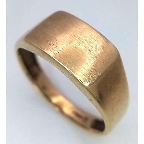 581 - Classic Vintage 9 CARAT GOLD SIGNET RING. Full UK Hallmark.  3.4 grams. Size S 1/2 -T.