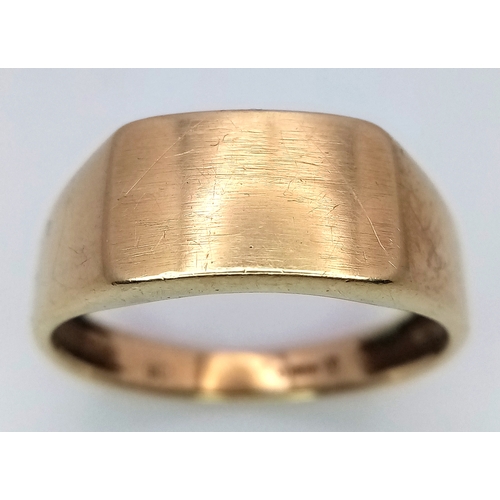 581 - Classic Vintage 9 CARAT GOLD SIGNET RING. Full UK Hallmark.  3.4 grams. Size S 1/2 -T.