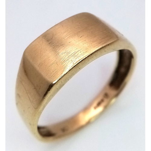 581 - Classic Vintage 9 CARAT GOLD SIGNET RING. Full UK Hallmark.  3.4 grams. Size S 1/2 -T.