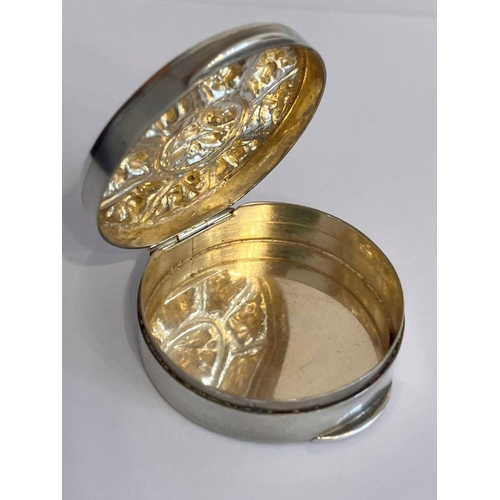 231 - Vintage INDIAN SILVER SNUFF BOX. Beautiful REPOUSSE LID with DEITIES.Approx 29 grams. 4.5 cm Diamete... 