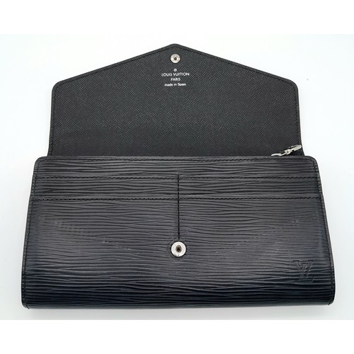 615 - A Louis Vuitton Epi Sarah Wallet. Dark blue Epi leather exterior with silver-toned hardware. Envelop... 