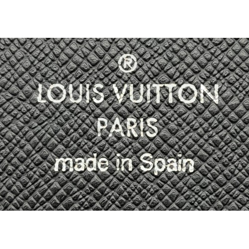 615 - A Louis Vuitton Epi Sarah Wallet. Dark blue Epi leather exterior with silver-toned hardware. Envelop... 