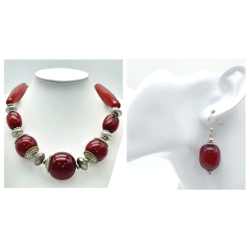 1544 - A cherry resin jewellery suite featuring a bold necklace with graduated cherry resin beads accented ... 