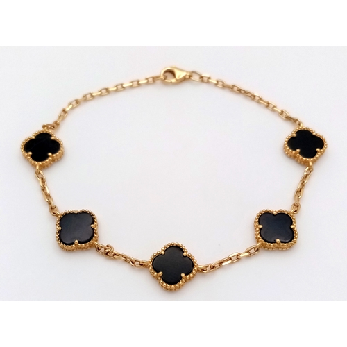 536 - An 18K Yellow Gold and Black Onyx Lucky Clover Bracelet. 16cm. 5.5g total weight. NLG73007