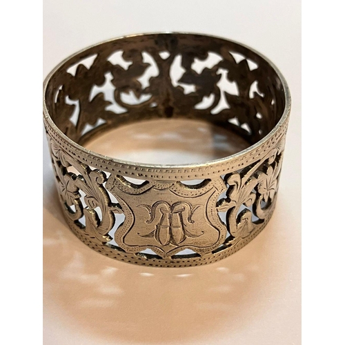 777 - Antique SILVER SERVIETTE RING. Beautiful pierced decoration. Full UK hallmark for Robert Pringle, Bi... 