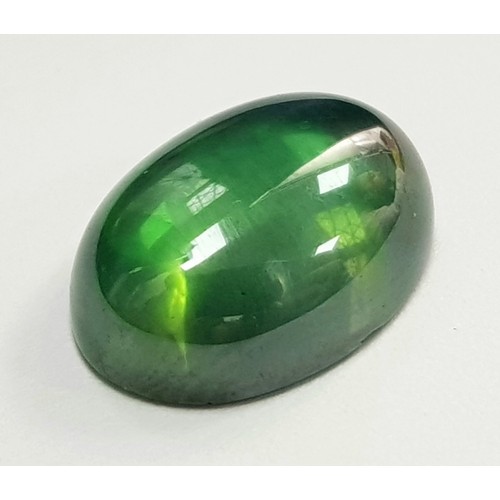 174 - An extremely rare, six-ray, GREEN STAR SAPPHIRE! The oval cabochon has a weight of 9.20 carats and d... 