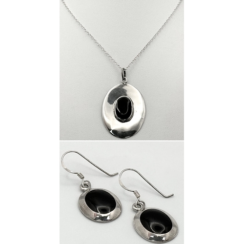 188 - A sterling silver oval pendant with a black onyx cabochon on a sterling silver chain (length: 50 cm)... 