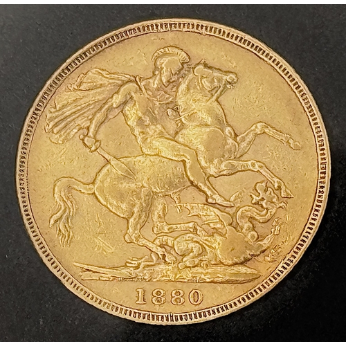 55 - An antique, 22 K yellow gold, full Sovereign of Queen Victoria (young head), dated 1880, kept in a c... 